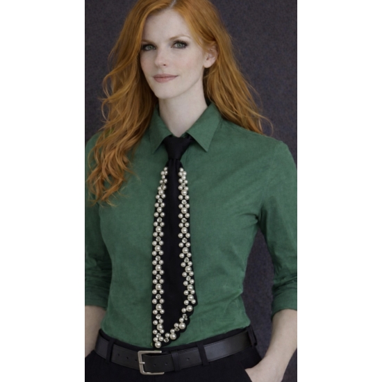 Krawat z perłową aplikacją – biżuteryjny akcent do nowoczesnej stylizacji.